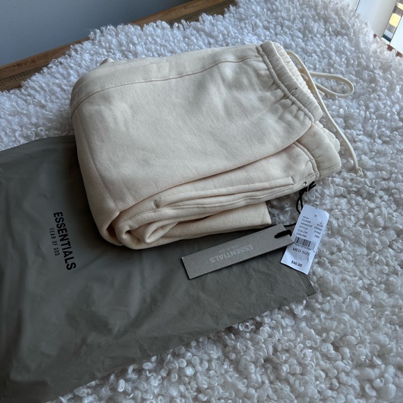 ☁️Authentic Fear of God Essentials Cream Hoodie - Picture 7 of 17